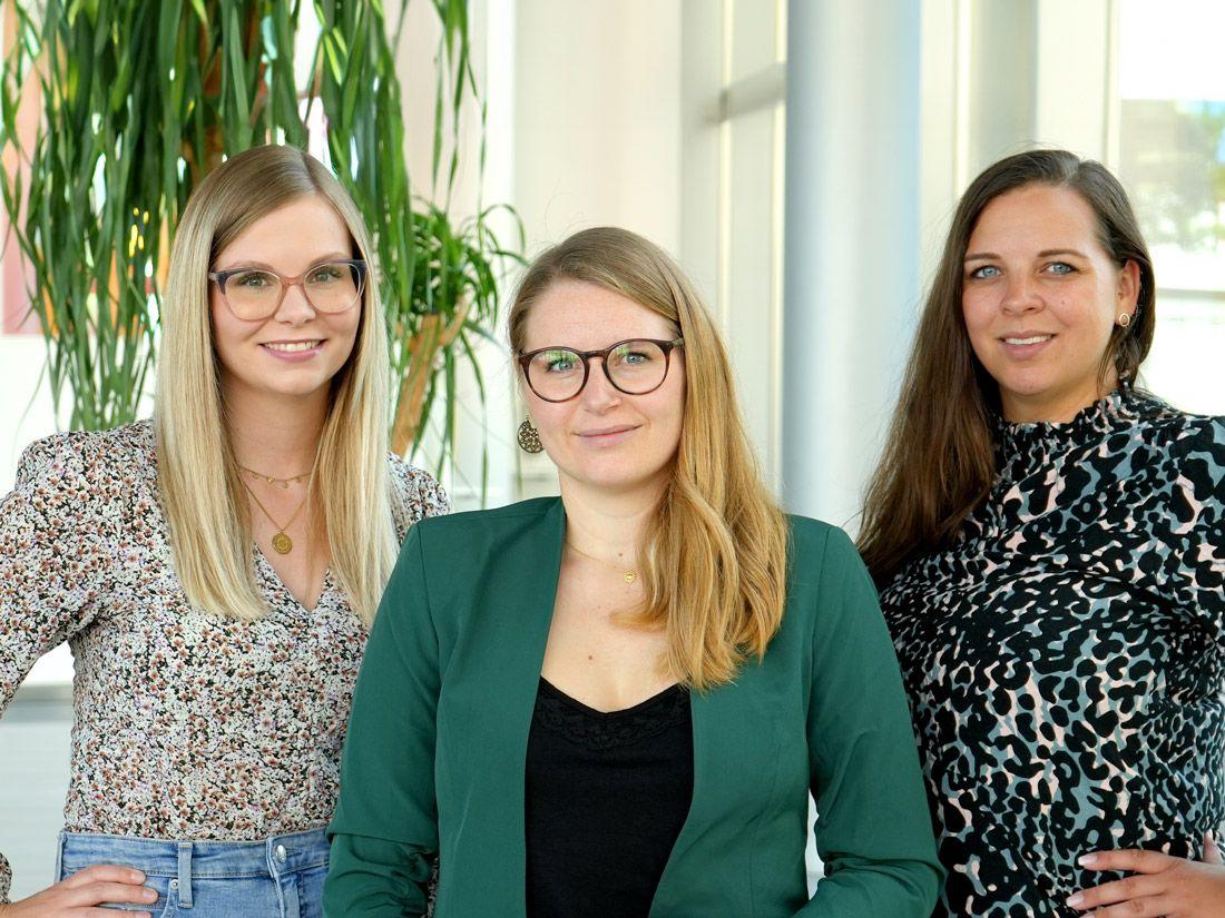 Team Recruiting ECOVIS KSO 3 Frauen posieren in großer Eingangshalle in Business Outfits